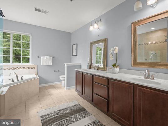 Bathroom, Dual Sink Vanities, Interior, Recessed Lighting