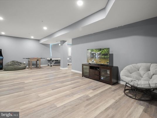 Fitness Equipment, Interior, Recessed Lighting, Wood Texture Flooring