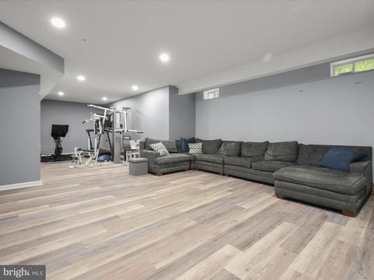 Fitness Equipment, Interior, Living room, Recessed Lighting, Wood Texture Flooring