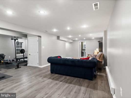 Fitness Equipment, Interior, Living room, Recessed Lighting, Wood Texture Flooring