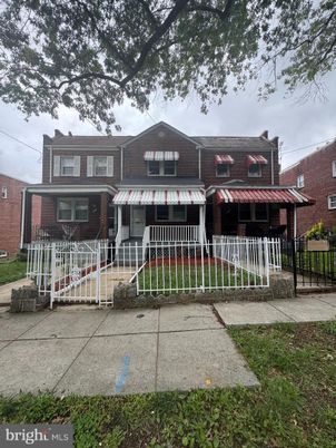Exterior, Facade, Brick Facade, Rowhouse