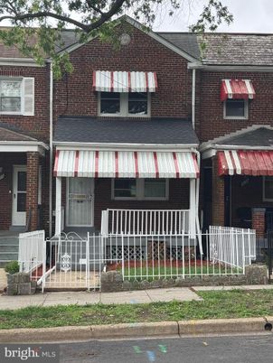 Exterior, Facade, Brick Facade, Rowhouse