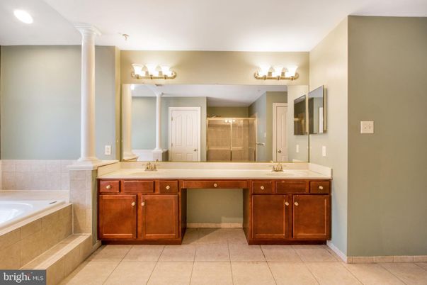 Bathroom, Dual Sink Vanities, Interior, Recessed Lighting