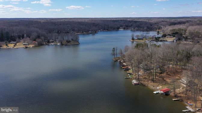 Exterior, Lake