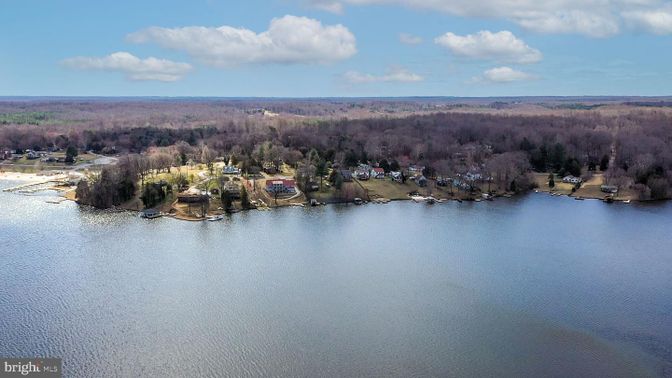 Exterior, Lake