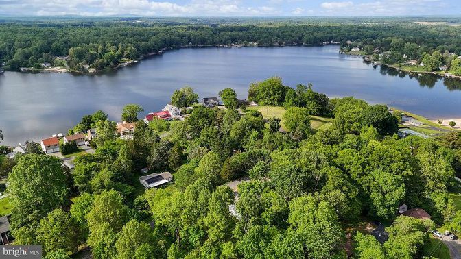 Exterior, Lake