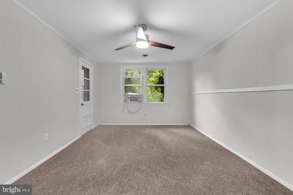 Empty room, Interior