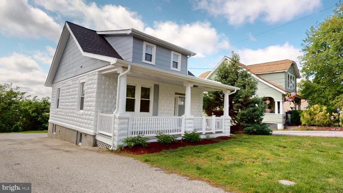 Exterior, Facade, Farmhouse