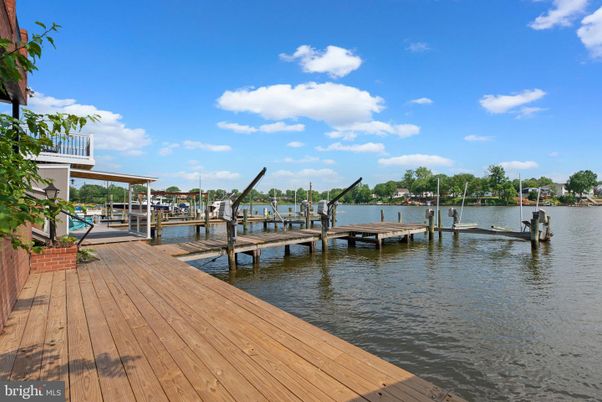 Exterior, Lake