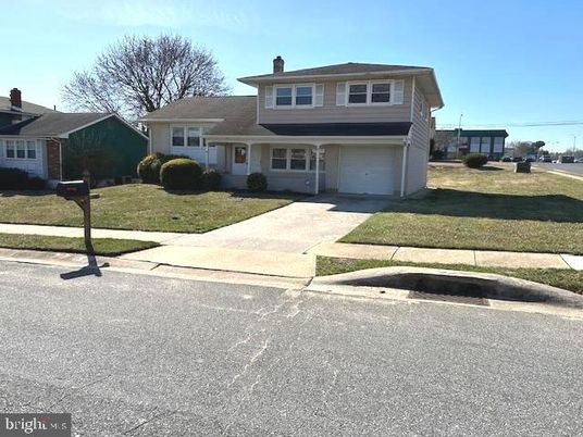 Attached, Exterior, Facade, Split Level