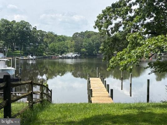 Exterior, Lake