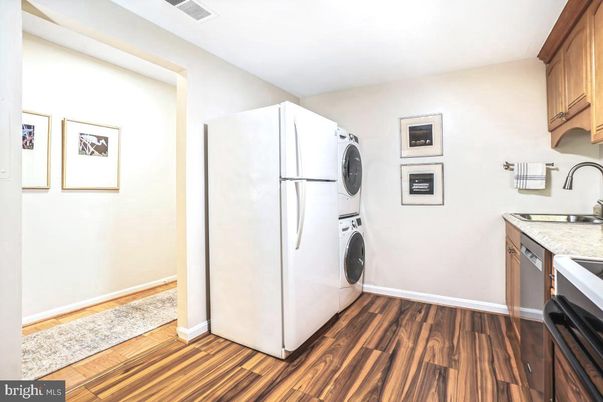 Interior, Washer, Wood Texture Flooring