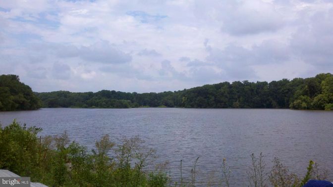Exterior, Lake