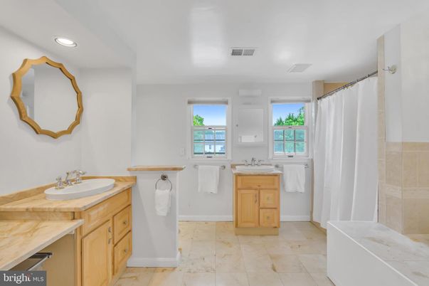 Bathroom, Dual Sink Vanities, Interior, Recessed Lighting