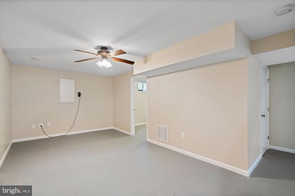 Empty room, Interior