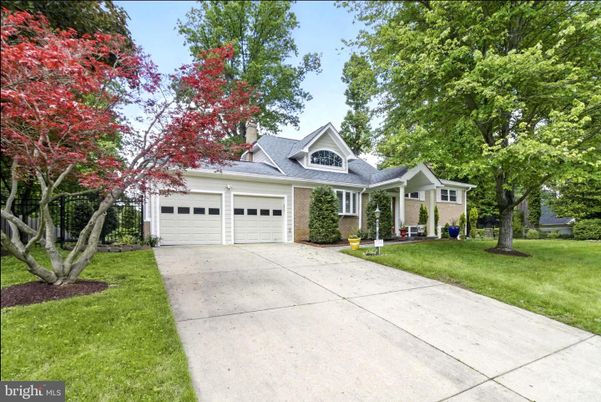 Attached, Exterior, Facade, Cape Cod