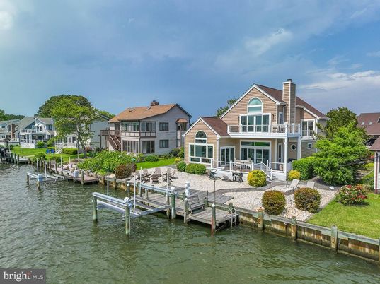 Exterior, Lake