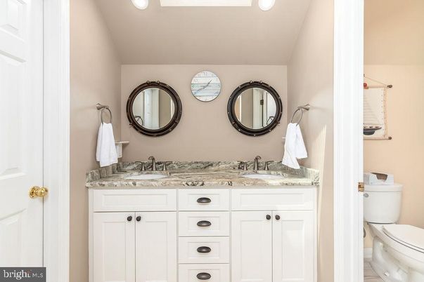 Bathroom, Dual Sink Vanities, Interior, Recessed Lighting