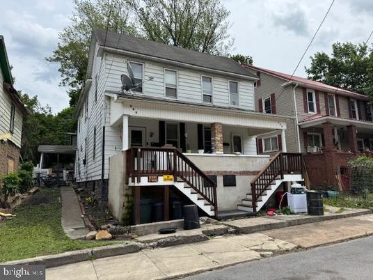 Exterior, Facade, Rowhouse