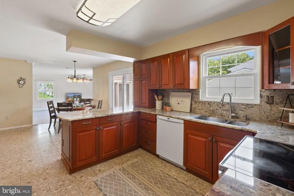 Chandelier, Dining room, Interior, Kitchen