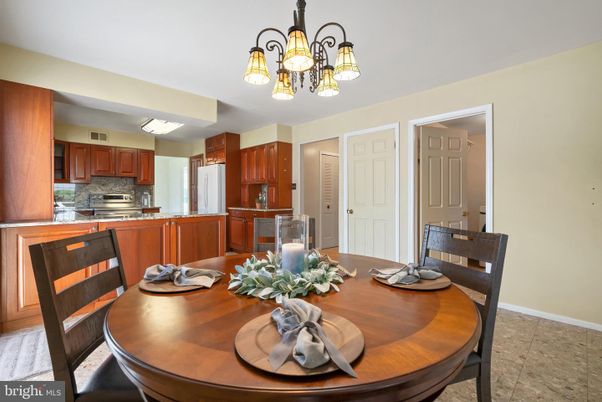 Chandelier, Dining room, Interior, Kitchen, Stainless Steel Appliances