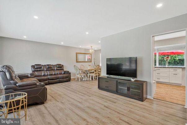 Chandelier, Dining room, Interior, Living room, Pendant Lights, Recessed Lighting, Wood Texture Flooring