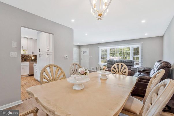 Chandelier, Dining room, Interior, Living room, Recessed Lighting, Wood Texture Flooring