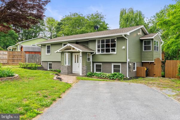Exterior, Facade, Raised Ranch