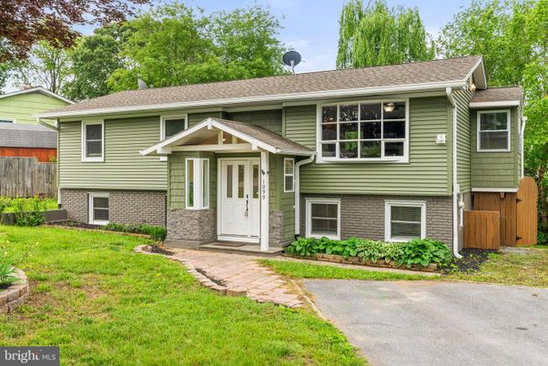 Exterior, Facade, Brick Facade, Raised Ranch