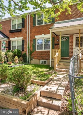 Exterior, Facade, Brick Facade, Rowhouse