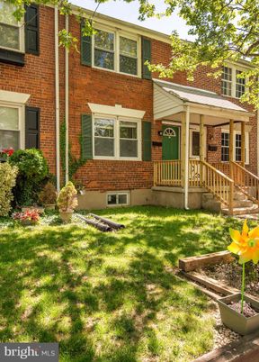 Exterior, Facade, Brick Facade, Rowhouse