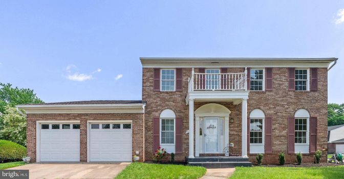 Attached, Exterior, Facade, Brick Facade, Georgian