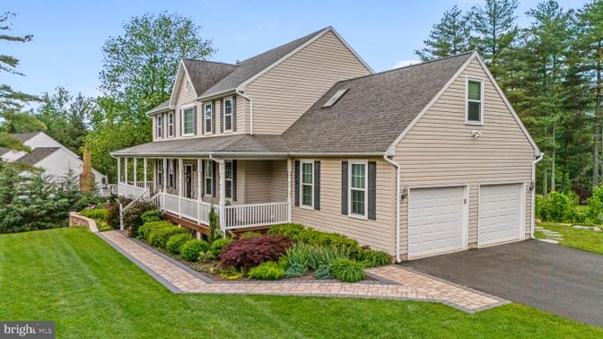 Attached, Exterior, Facade, Farmhouse