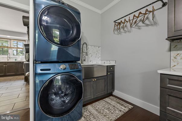 Interior, Washer, Wood Texture Flooring