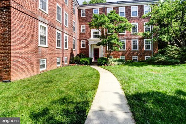 Exterior, Facade, Brick Facade, Georgian