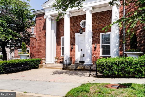 Exterior, Facade, Brick Facade, Georgian