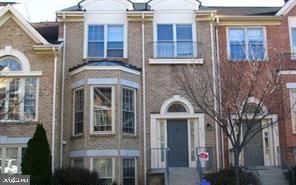 Exterior, Facade, Brick Facade, Rowhouse