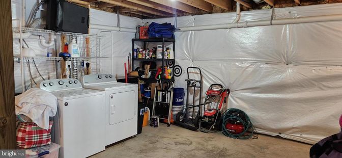 Interior, Washer, Wooden Beams