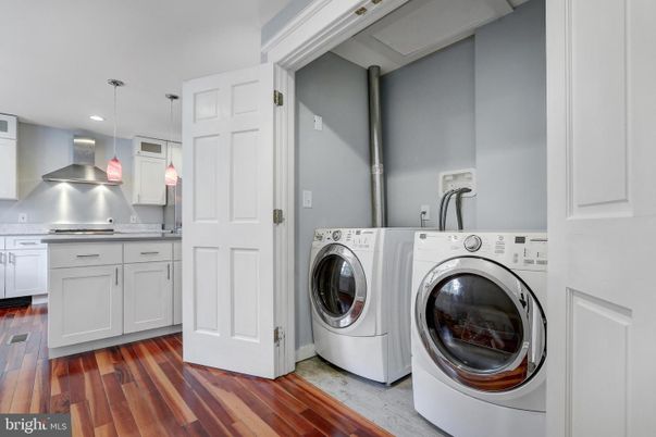 Interior, Pendant Lights, Recessed Lighting, Washer, Wood Texture Flooring