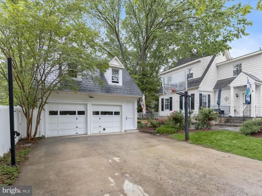 Attached, Exterior, Facade, Cape Cod