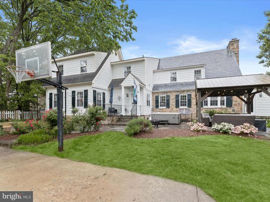 Exterior, Facade, Hot Tub, Farmhouse