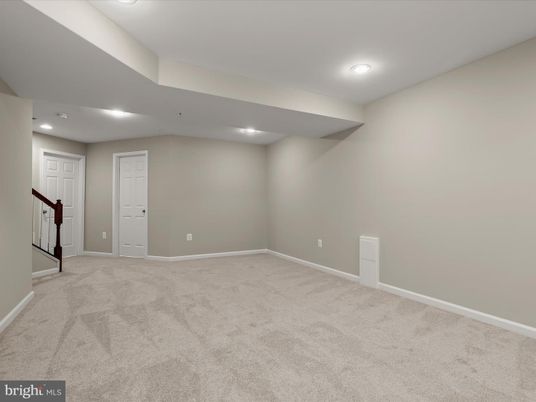 Empty room, Interior, Recessed Lighting