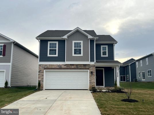 Attached, Exterior, Facade, Farmhouse