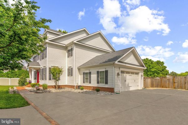 Attached, Exterior, Facade, Farmhouse