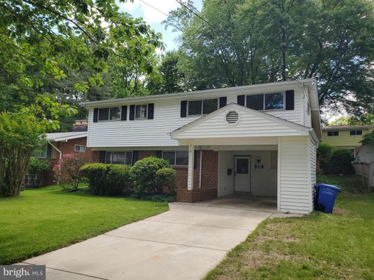 Exterior, Facade, Brick Facade, Split Level