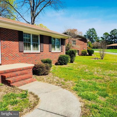 Exterior, Facade, Brick Facade, Ranch