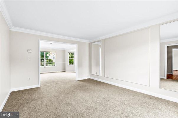 Empty room, Interior
