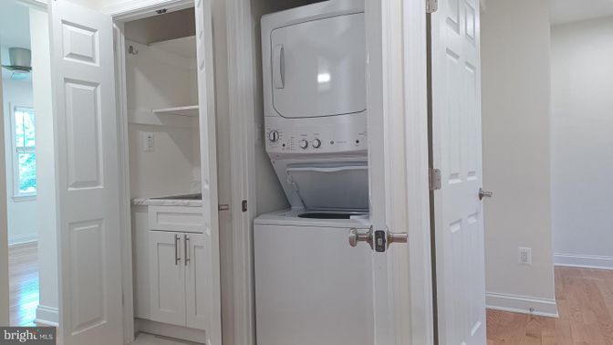 Interior, Utility Closets, Washer, Wood Texture Flooring