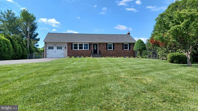Attached, Backyard, Exterior, Facade, Brick Facade, Cape Cod