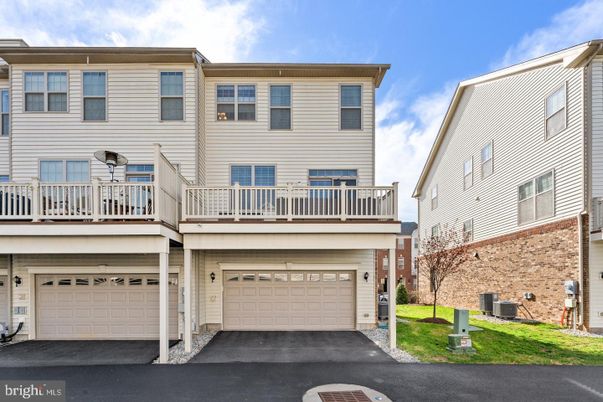 Attached, Exterior, Facade, Rowhouse